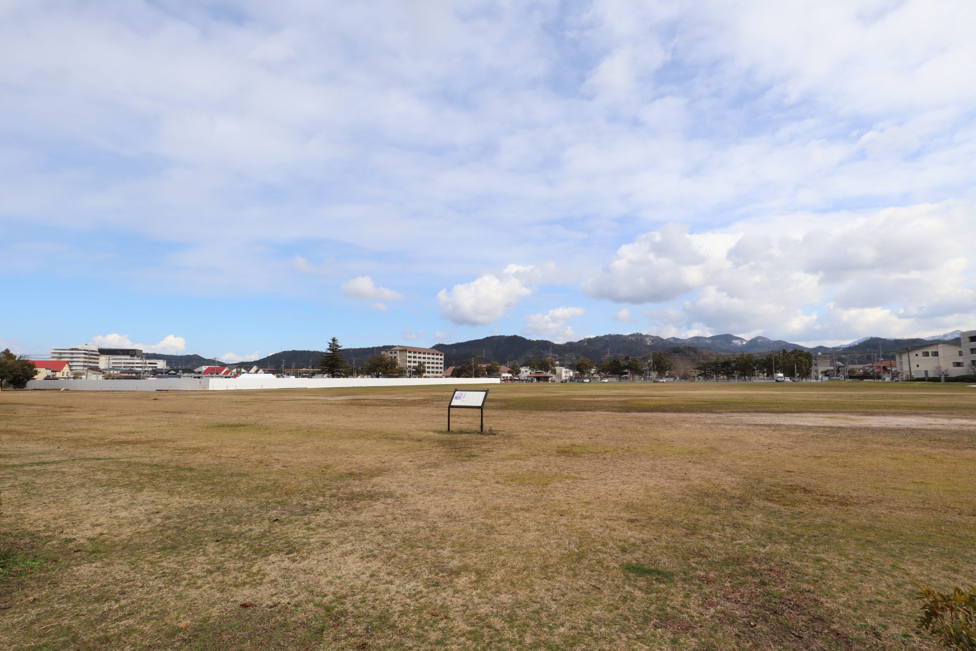 右手に大御堂廃寺跡と左手奥に県立美術館建設地を望む。